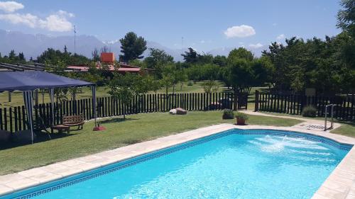 Vista FloresLa Posada Del Jamón的一个带围栏的院子内的游泳池