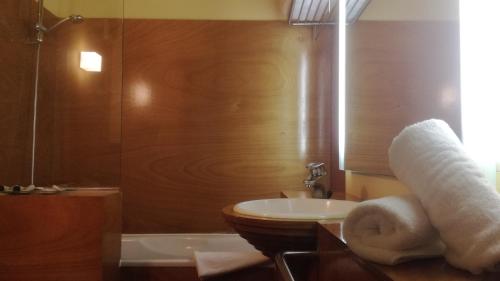 NedaPazo da Merced的浴室配有卫生间、盥洗盆和淋浴。