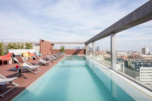 巴塞罗那Acta Voraport的建筑物屋顶上的游泳池