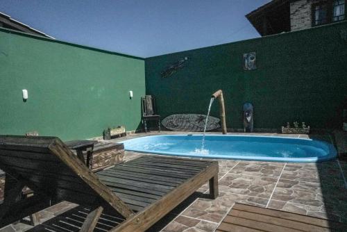 瓜尔达恩巴Morada da Hortensia的一座带绿色墙壁的大型游泳池