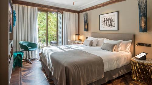 马略卡岛帕尔马El Llorenc Parc de la Mar - Adults Only (+16)的酒店客房设有一张床和一个大窗户