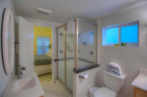 圣徒皮特海滩Havana Inn的带淋浴、卫生间和盥洗盆的浴室