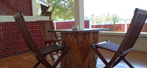 南海Bunga Ayu Seaside Resort的门廊上的桌椅