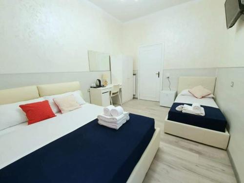 罗马Oscar suite home的一间卧室配有两张带毛巾的床