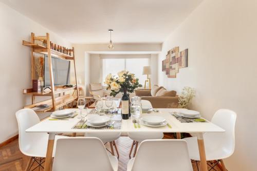 圣卡洛斯-德巴里洛切Tu Apart En Bariloche 2的白色的用餐室配有白色的桌椅