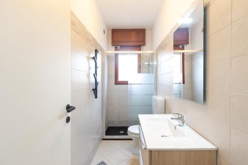 利尼亚诺萨比亚多罗阿尔皮别墅 的一间带水槽和卫生间的小浴室