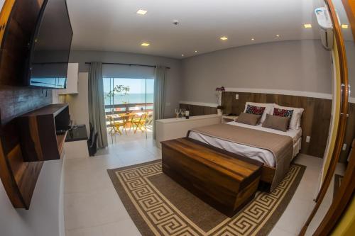邦比尼亚斯Pousada do Arvoredo的一间卧室配有一张床,享有海景