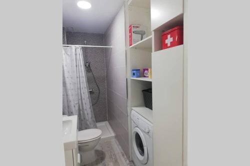 阿里纳加Apartamento Acuario的一间带卫生间和洗衣机的浴室