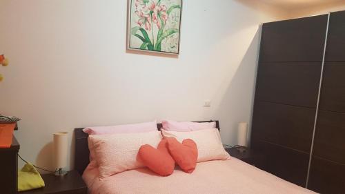 Quinto VicentinoB&B Kristina的一间卧室配有带粉色和白色枕头的床