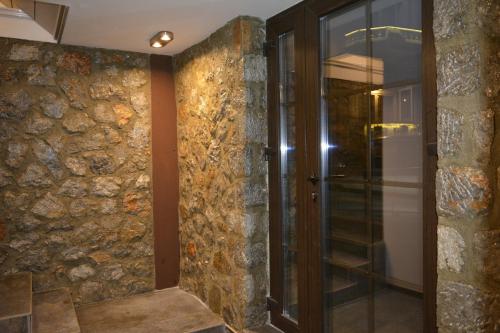 奥赫里德Port Villa的走廊上设有石墙和玻璃门