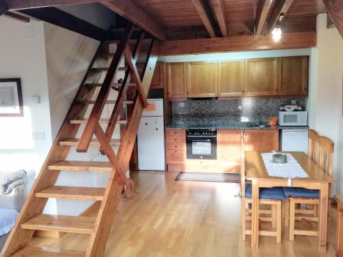 普拉德埃米塔Apartament Ca de Gallisca的一个小房子里的厨房,有木楼梯
