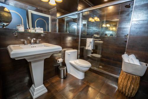 里维埃拉套房酒店的一间浴室