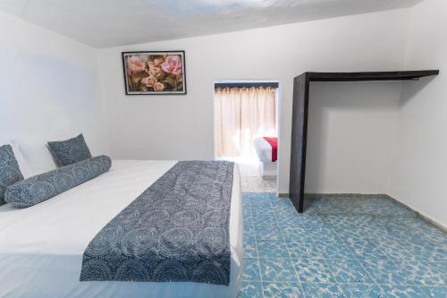 卡波圣卢卡斯Donjuan By Melida Hotel的酒店客房设有床和窗户。