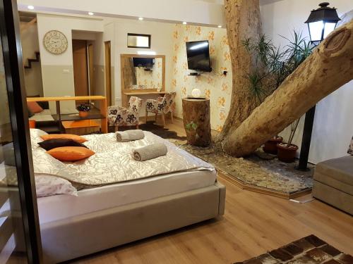 萨拉热窝潘申河酒店的卧室中间设有一张床