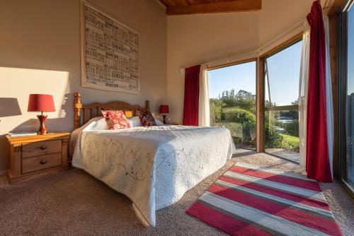 Te Awa Lodge客房内的一张或多张床位