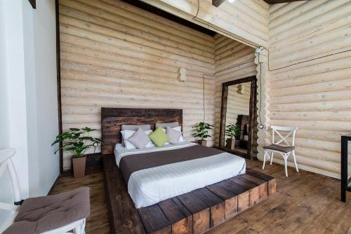 卡拉甘达Terem Inn的一间卧室设有一张床和木墙