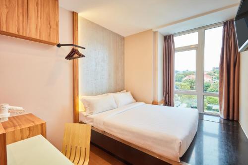 新加坡ibis budget Singapore West Coast的酒店客房设有床和窗户。