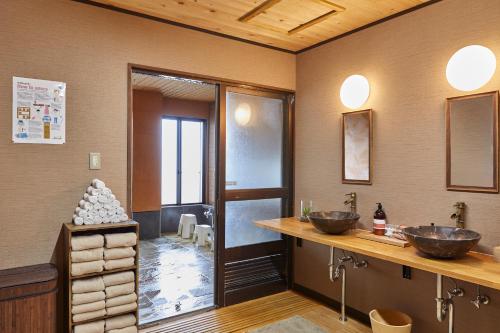妙高赤仓旅馆的一间客房内带两个盥洗盆的浴室