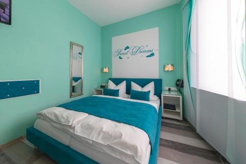 吕德斯海姆霍纳酒店的蓝色卧室,配有蓝色墙壁的床