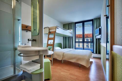 德累斯顿德累斯顿市宜必思快捷酒店的一间医院间,配有双层床和盥洗盆