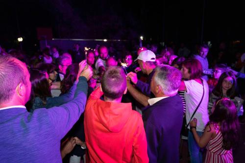 波多诺伏露营巴尔塔酒店的一群人站在人群中,灯光颜色鲜艳