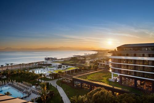 贝莱克布莱克航程高尔夫温泉酒店的日落时分酒店和大海的景色