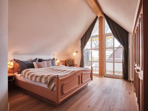 施卢赫湖Villa Sunside Appartements und Ferienwohnungen Schluchsee的一间卧室设有一张床和一个大窗户
