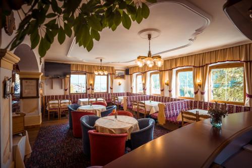 特林斯思蒂酒店的餐厅设有桌椅和窗户。