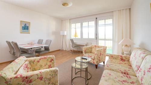沃尔特湖畔佩莎赫沃泽沙滩赌场酒店的客厅配有沙发、椅子和桌子