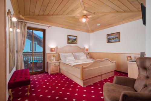 LjubnoHotel Planinka的一间卧室配有一张大床和红地毯