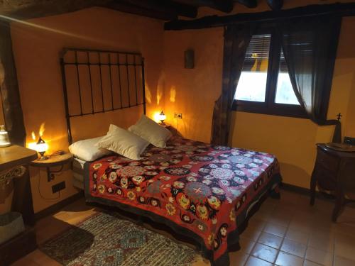 米兰达德尔卡斯塔尼亚尔Apartamento Al-Vivaque的一间卧室设有一张床和一个窗口