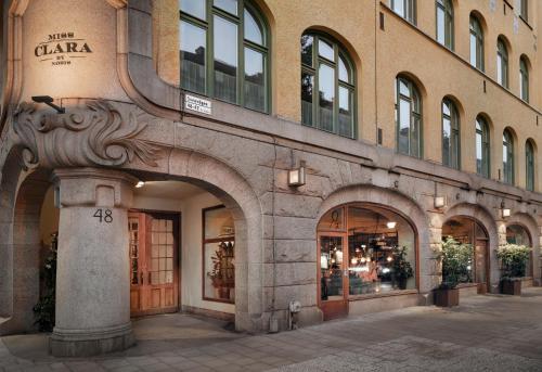 斯德哥尔摩Miss Clara by Nobis, Stockholm, a Member of Design Hotels™的建筑物前面的商店,有号码