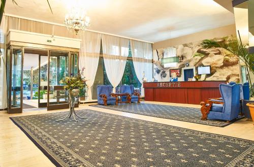 德罗贝塔-塞维林堡大陆德罗贝塔林堡酒店的大堂设有蓝色椅子等候区和一个等候室