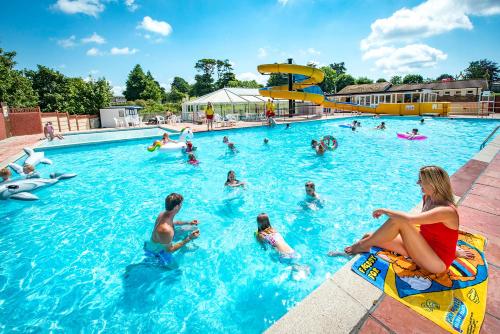 西卢港Trelawne Manor Holiday Park的一群人在游泳池里