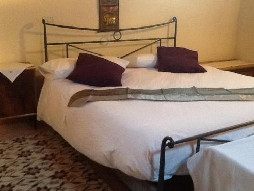 阿拉艾尔波霍公寓式酒店的卧室配有一张带白色床单和枕头的大床。