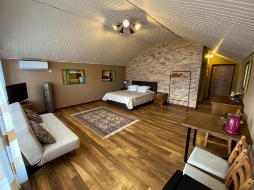 阿德勒Na Plyazhe House的一间卧室配有一张床和一个沙发