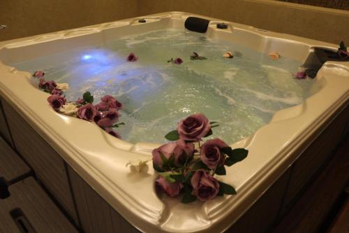 贝鲁特Pearl of Beirut Hotel & Spa的浴缸里装满了玫瑰花的水