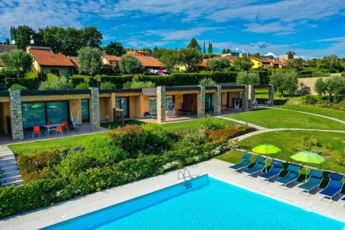 莫尼加Relais Rosa Dei Venti -Ciao Vacanze-的享有带游泳池的别墅的空中景致