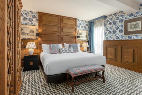 马德里Room Mate Alba的一间卧室配有大床和蓝白壁纸
