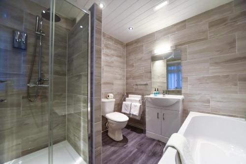 Thorpe宾利布鲁克宾馆的浴室配有卫生间、淋浴和盥洗盆。