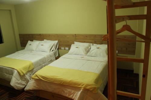 卡哈马卡Hotel NUMAY的卧室内两张并排的床