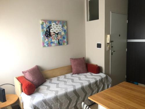 布兰卡港Apartment Lam62的配有枕头的床的客房