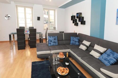 科尔马科尔马大路公寓的客厅配有沙发和桌子