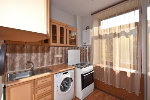 埃里温Apartment near Sasundci Davit Metro Station的厨房配有水槽和洗衣机