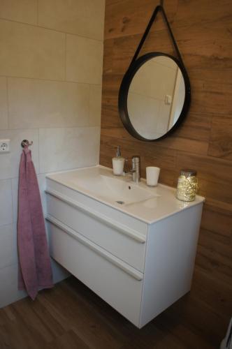 阿克雷里Áshóll guesthouse - farmstay的浴室设有白色水槽和镜子