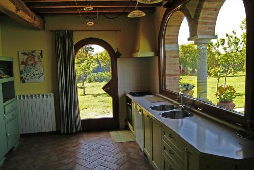 索维奇勒Casavacanze Casalta的一个带水槽和开放式窗户的厨房