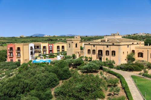 马尔萨拉Hotel Baglio Oneto dei Principi di San Lorenzo - Luxury Wine Resort的享有大房子空中美景,设有庭院