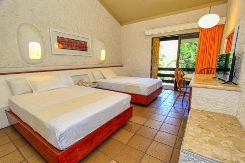 帕伦克帕伦克雷阿尔城酒店的酒店客房设有两张床和一个阳台。