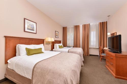 圣地亚哥烛木套房酒店客房内的一张或多张床位