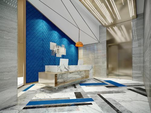 上海上海古北智选假日酒店的一间带水槽和蓝色墙壁的浴室